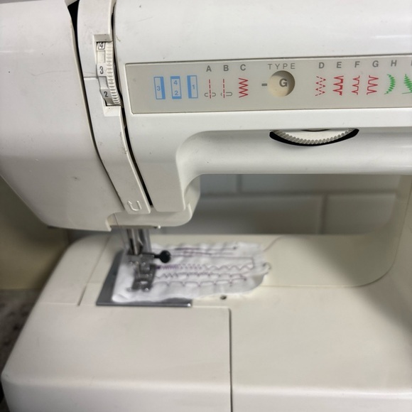 Kenmore /Janome Sewing Machine 385.11608490 W/Pedal, Extras, Manual- Works 1 Amp - Picture 2 of 12